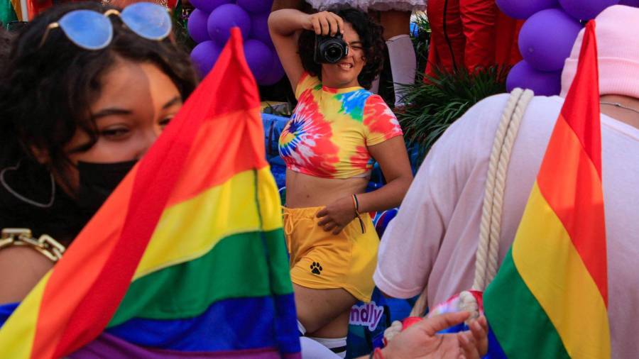 Integrantes de la comunidad LGTB participaron en la marcha del orgullo gay, que se llevó a cabo en Acapulco, Guerrero el 4 de junio 2022.