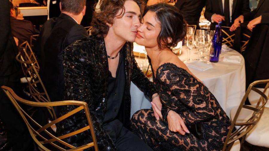 En el mundo de las celebridades, no faltará que las parejas del momento demuestran su amor.