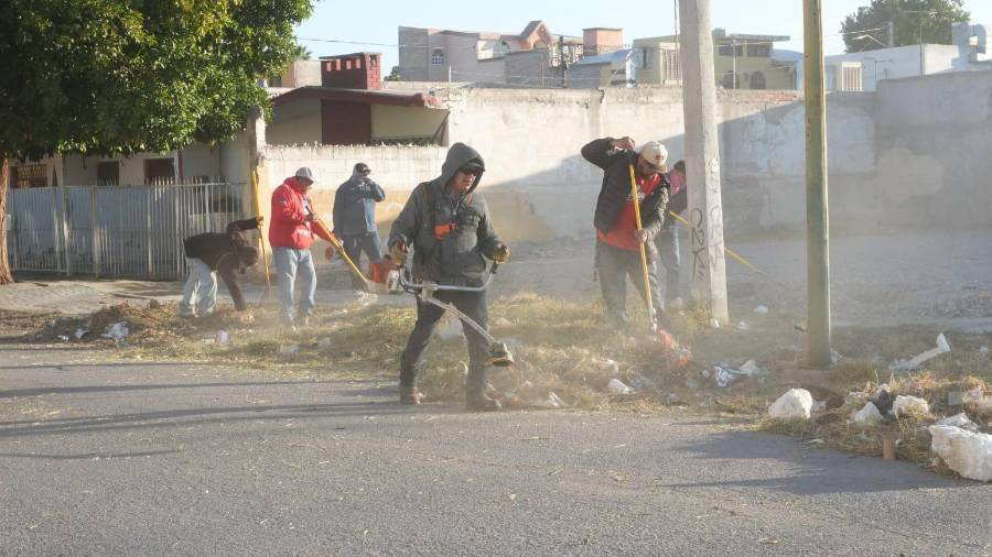 Personal de “La Ola” limpió 23 puntos críticos con acumulación de basura.