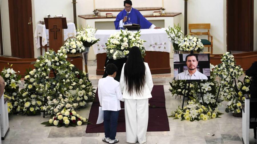Funeral de Bernardo Bravo Manríquez, líder limonero ejecutado en Michoacán.