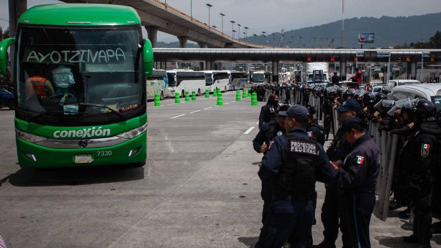 Mantienen el cierre de caseta Tlalpan por 17 camiones de normalistas de Ayotzinapa y padres de los 43 desaparecidos; elementos de seguridad realizan inspección.