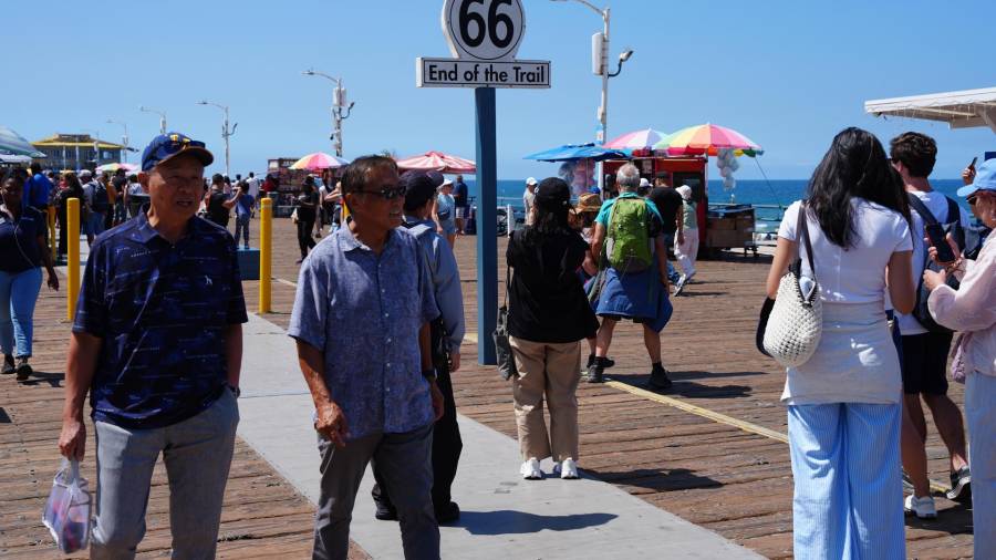 Fotografía del letrero oficial que indica el final de la emblemática Ruta 66, ruta migratoria hacia California en busca de una vida mejor, la cual cumple 100 años manteniendo su auténtico espíritu.