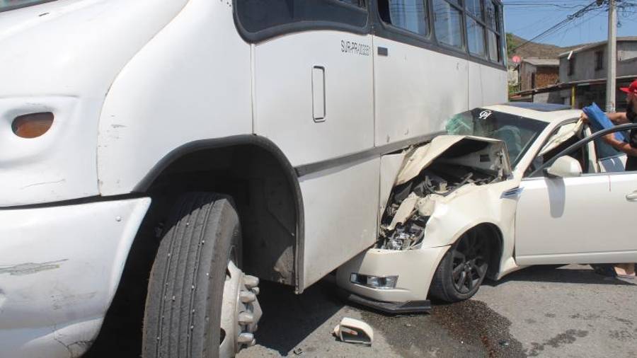 El Cadillac quedó prácticamente debajo del camión de personal tras el choque registrado en la colonia Guayulera.