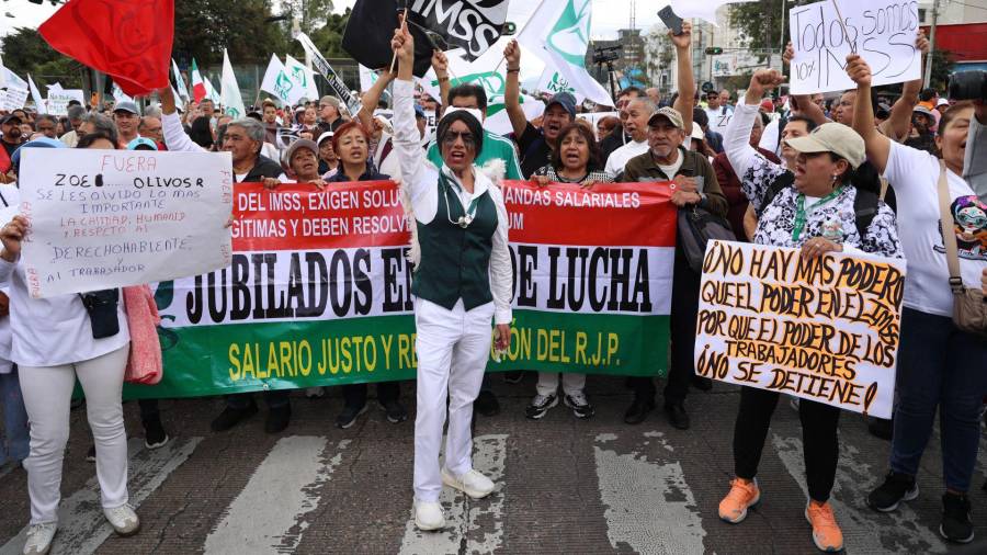 CIUDAD DE MÉXICO, 21OCTUBRE2026.- Trabajadores y trabajadoras jubilados del Instituto Mexicano del Seguro Social (IMSS) marcharon para exigir justicia de Centro Médico Siglo XXI hacia el Zócalo capitalino. FOTO: GRACIELA LÓPEZ/CUARTOSCURO.COM