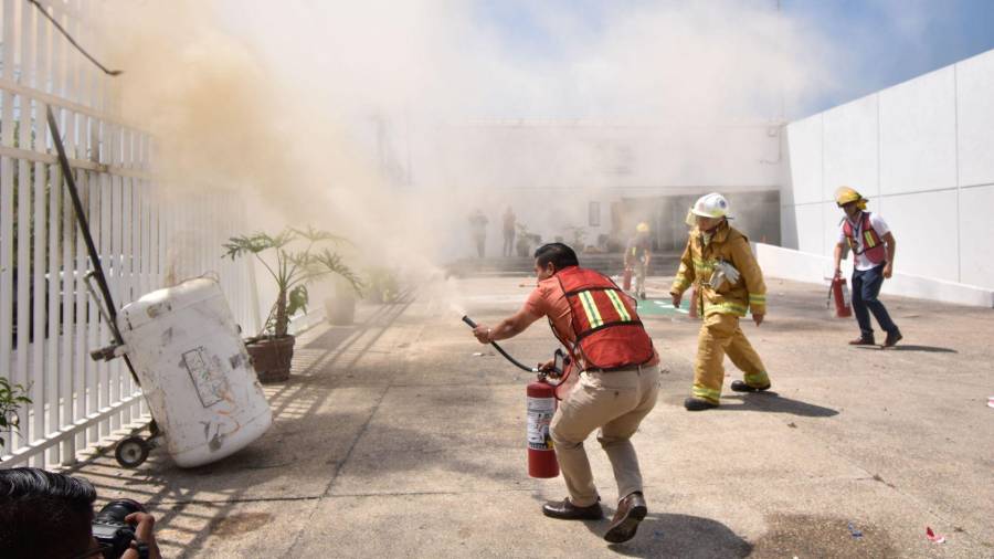 La Subsecretaría de Protección Civil de Coahuila reforzó la recomendación de prohibir y regular el uso de pirotecnia para reducir riesgos durante la temporada.