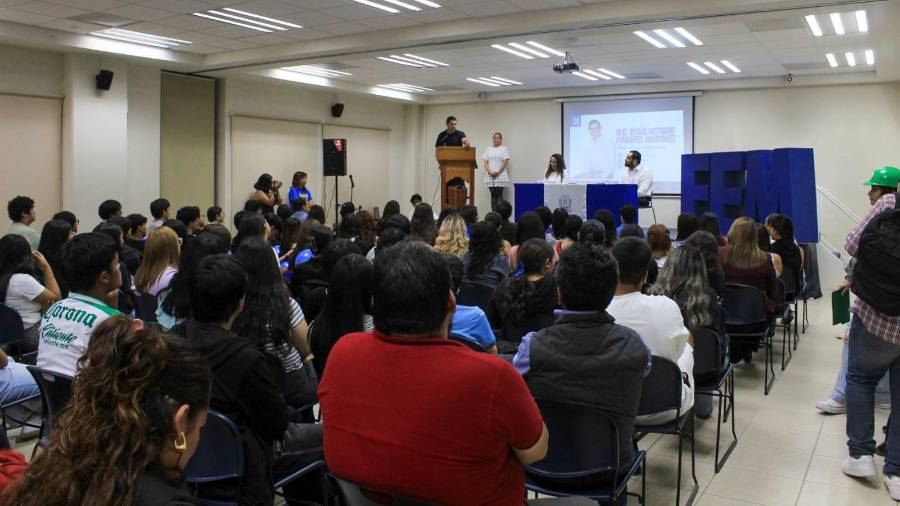 Octavio Pimentel Martínez entregó 20 computadoras a la Facultad de Economía y Mercadotecnia y siete pantallas a la Escuela de Arquitectura de la Unidad Laguna.
