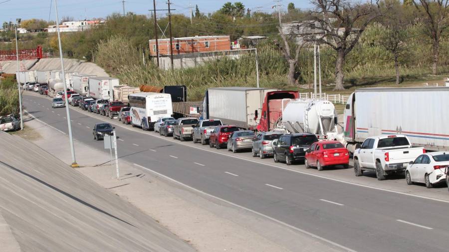 Filas de unidades de carga en la ruta fiscal reflejan la saturación que ha llevado a empresas a buscar cruces más ágiles.