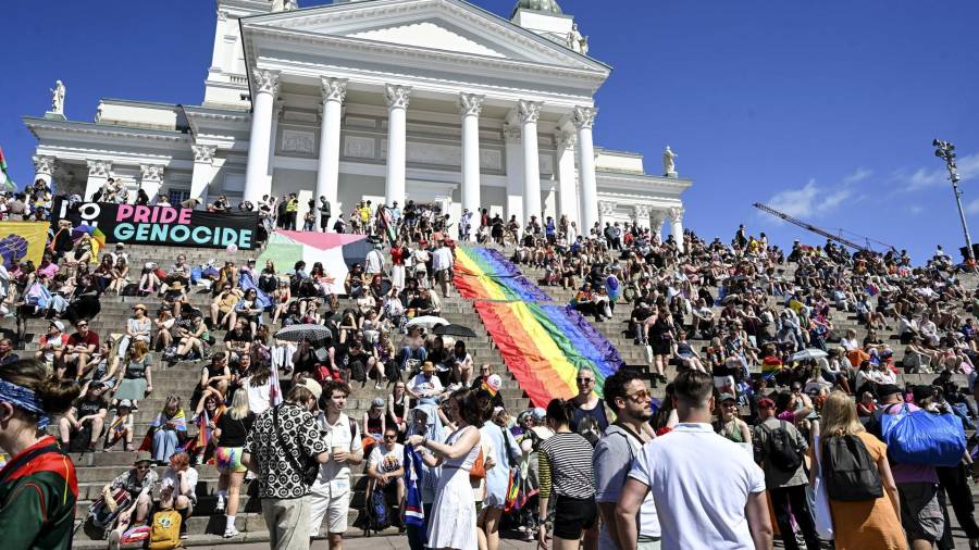 Helsinki (Finland), 27/06/2026.- People unfurl a large-scale rainbow flag as they take part in the Pride parade and Park Festival in Helsinki, Finland, 27 June 2026. The Helsinki Pride week runs from 22 to 28 June. (Finlandia) EFE/EPA/KIMMO BRANDT