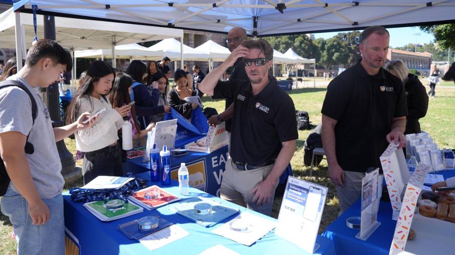 Personas asisten a un evento de la Agencia de Servicios de Emergencia de la Gobernación de California en la Universidad de California en Los Ángeles.