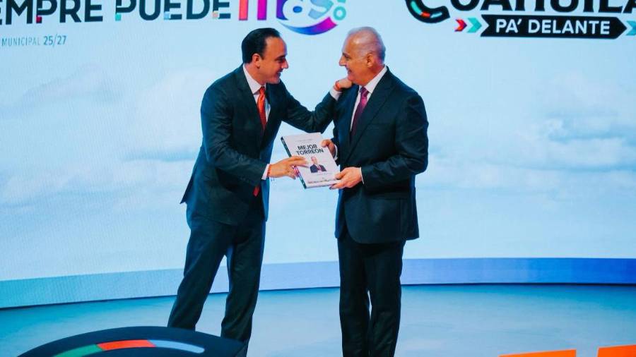 El gobernador Manolo Jiménez acompaña al alcalde al cierre del Informe de Resultados.