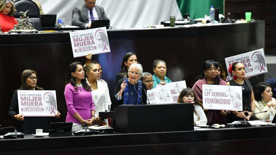 Olga Sánchez Cordero, diputada del Morena junto a sus compañeras de bancada, durante su participación en la sesión de la Cámara de Diputados en la que se discutió el dictamen de la Comisión de Puntos Constitucionales por el que se reforma el artículo 73 en materia de feminicidio.