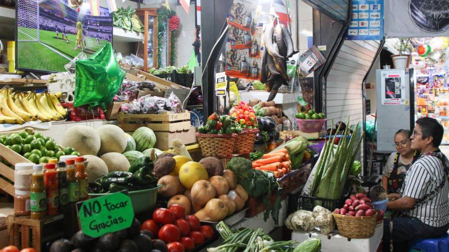 Los hogares mexicanos todavía consumen más que hace un año, pero el avance mensual habría desaparecido en julio.