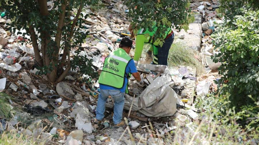 Integrantes del programa “Aquí Andamos” retiraron basura y maleza acumulada en el arroyo Pereyra, a la altura de la colonia Lomas Verdes.