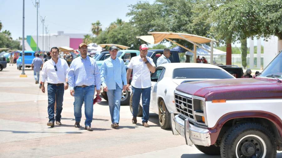 Cerca de 200 vehículos clásicos fueron exhibidos en la Macroplaza de Acuña durante la Expo 2026 “Por Amor a los Clásicos”, evento que reunió a familias, coleccionistas y aficionados al automovilismo de distintos municipios de Coahuila y del sur de Texas.