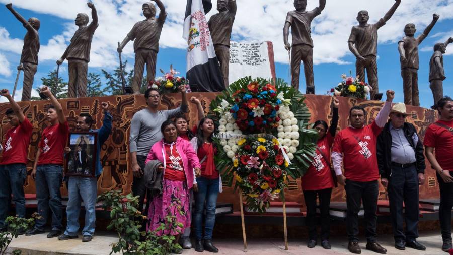 Habitantes, familiares, dirigentes de la comisión de Victimas del 19 de junio del 2016 en Nochixtlán y maestros de la región Mixteca, de la sección 22 de la coordinadora Nacional de Trabajadores de la Educación (CNTE). Marcharon por calles principales y carretera donde hace dos años integrantes de la Policía Federal participaron en el desalojo violento en contra de profesores y padres de familias quienes bloqueaban la carretera en busca de mesas de diálogo para la abrogación de la Reforma Educativa y dónde hubo 8 asesinados y 120 heridos de bala.