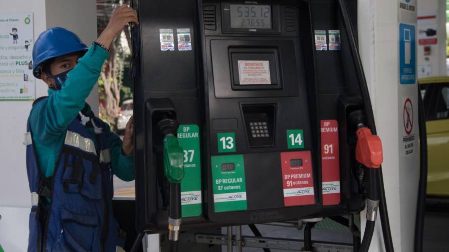 De acuerdo con la denuncia del autor de Historia de Reportero, estas “artimañas” sólo han afectado a gasolineras privadas, a las que clausuran temporalmente para poder dar tiempo a la petrolera para poder surtir el combustible.