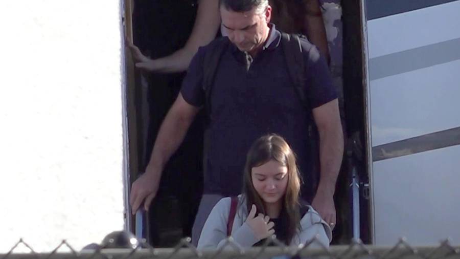 El excandidato presidencial brasileño Flávio Bolsonaro llegando al Aeropuerto Ejecutivo de Miami-Opa Locka en Miami.