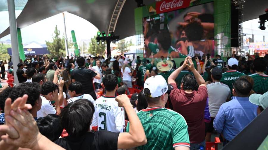 La pantalla gigante instalada en la explanada principal congregó a cientos de aficionados durante la transmisión del partido inaugural.