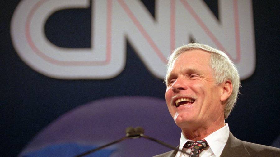 Ted Turner pronuncia un discurso durante el banquete de colaboradores de CNN World Report en Atlanta el 4 de mayo de 1995.