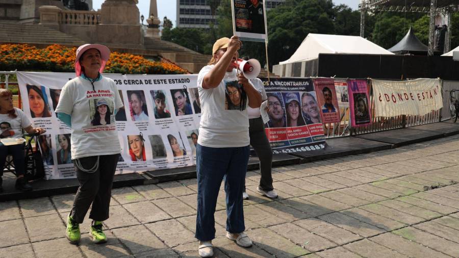Madres buscadoras protestaron el pasado 18 de junio a un costado del Ángel de la Independencia en Ciudad de México.