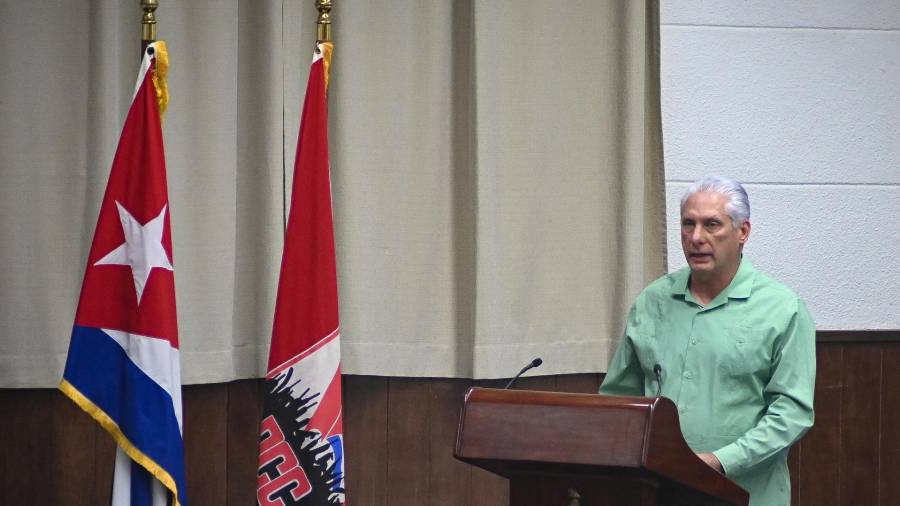 El presidente cubano Miguel Diaz-Canel da un discurso en la Asamblea Nacional del Poder Popular de Cuba en sesión extraordinariaanalizó el paquete de reformas que aprobó la víspera el Partido Comunista.