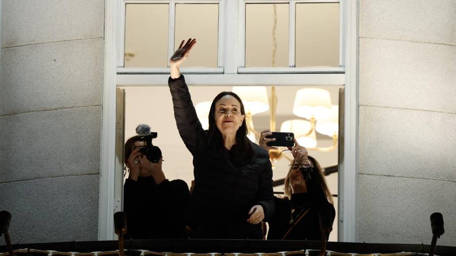 La líder opositora María Corina Machado, ganadora del Premio Nobel de la Paz 2025, saluda a simpatizantes en Oslo, Noruega.