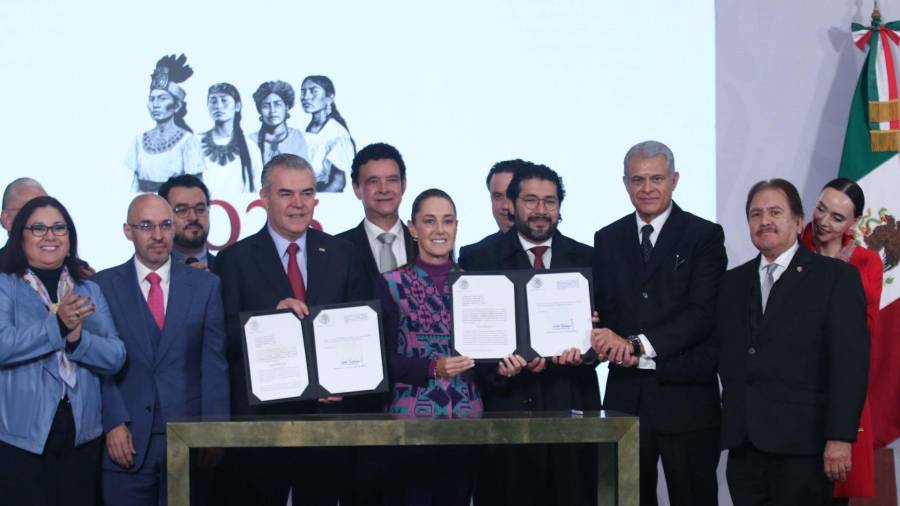 Claudia Sheinbaum, acompañada de empresarios, firmo la iniciativa de proyecto de Reforma de Ley para reducir la jornada laboral a 40 horas durante la Conferencia del pueblo realizada en Palacio Nacional.