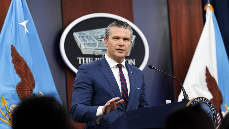 El secretario de Guerra de EE.UU., Pete Hegseth, da una conferencia de prensa en Washington.