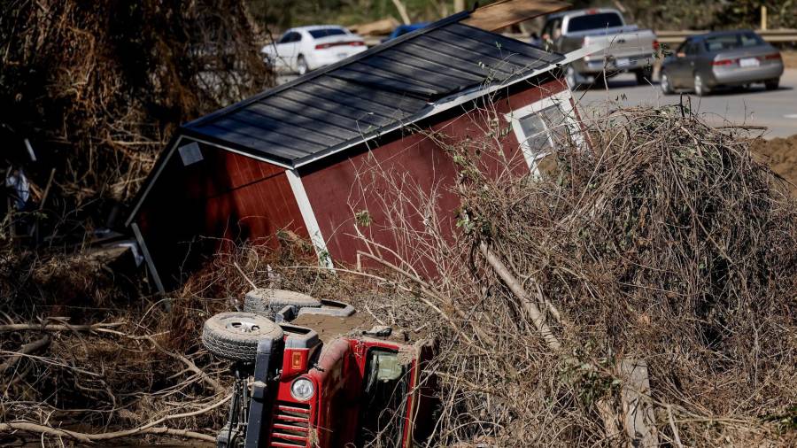 Un vehículo y un edificio dañados tras las catastróficas inundaciones causadas por la tormenta tropical Helene en Swannanoa, Carolina del Norte.