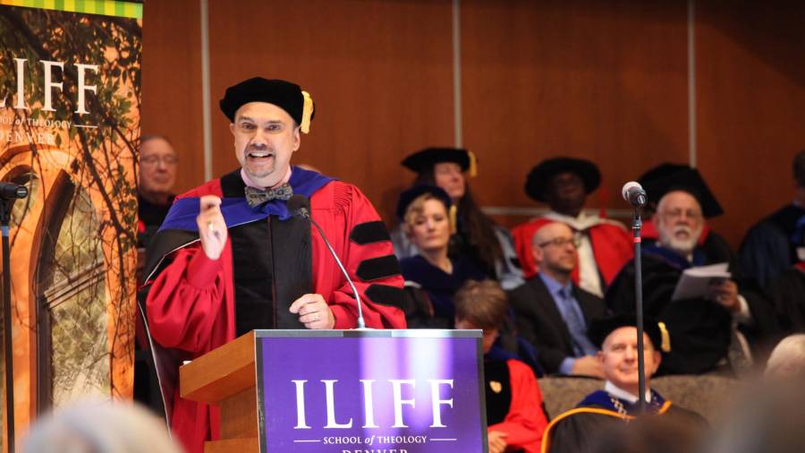 El teólogo cubanoestadounidense Miguel A. De La Torre da un discurso en la Escuela de Teología Iliff en Denver.