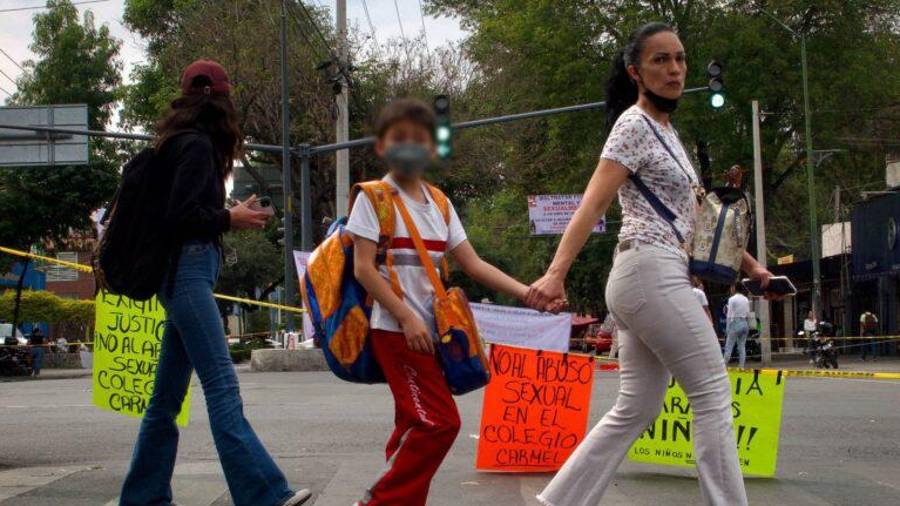 El 17 de enero, la Fiscalía CDMX notificó al Colegio Carmel el inicio de una carpeta de investigación por la violación de una niña. Los padres acusan 17 casos