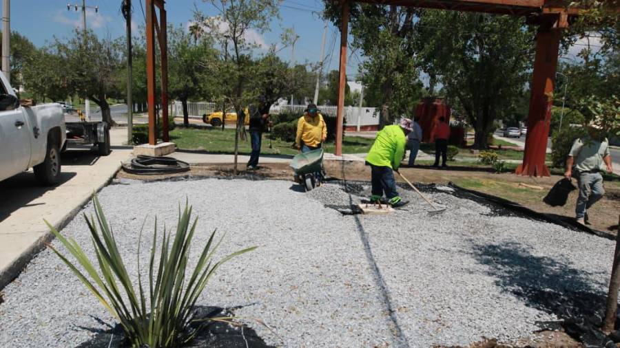 Las acciones de embellecimiento llegaron a plazas y áreas verdes de colonias como Amistad, San Patricio y República.