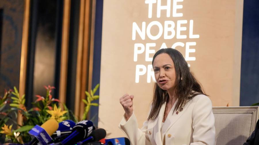 La ganadora del Premio Nobel de la Paz, María Corina Machado asiste a una conferencia de prensa en el Grand Hotel de Oslo.