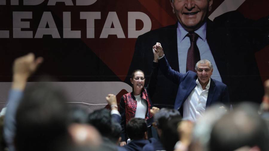 El ex secretario de Gobernación, Adán Augusto López, y la recién electa coordinadora Nacional de la Defensa de la Transformación, Claudia Sheinbaum, sostuvieron una reunión con sus equipos de trabajo en un hotel de la capital del país.