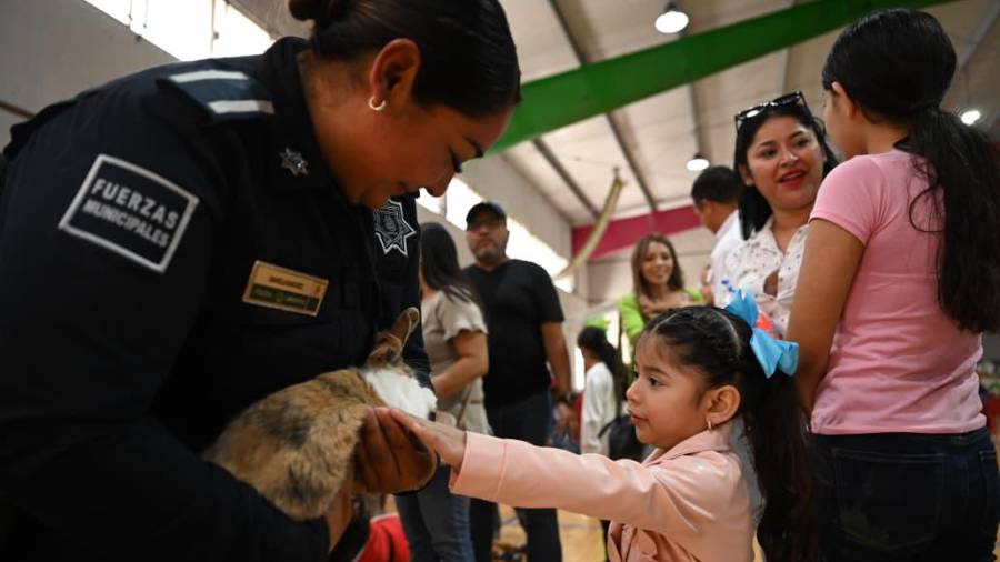 Más de 800 niñas y niños, hijas e hijos de elementos de la Policía de Saltillo, participaron en la posada navideña en el Gimnasio Municipal.