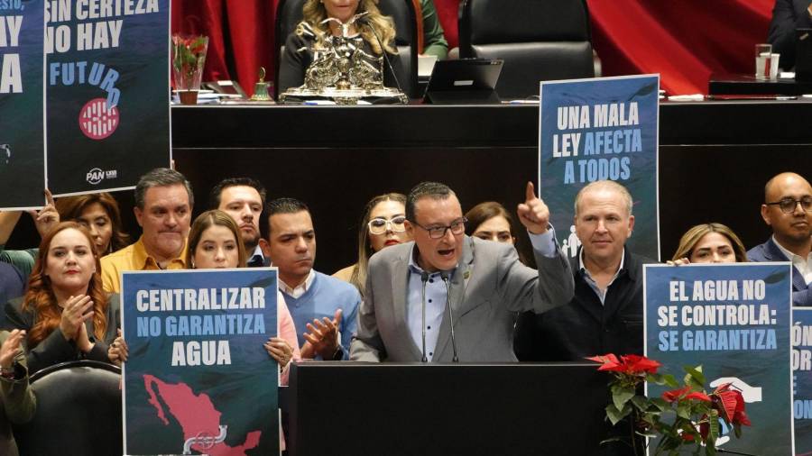 El diputado panista Paulo Gonzalo Martínez López, secretario de la Comisión de Recursos Hidráulicos, Agua Potable y Saneamiento, hace uso de la tribuna durante la discusión de la llamada Ley de Aguas en el recinto legislativo de San Lázaro.