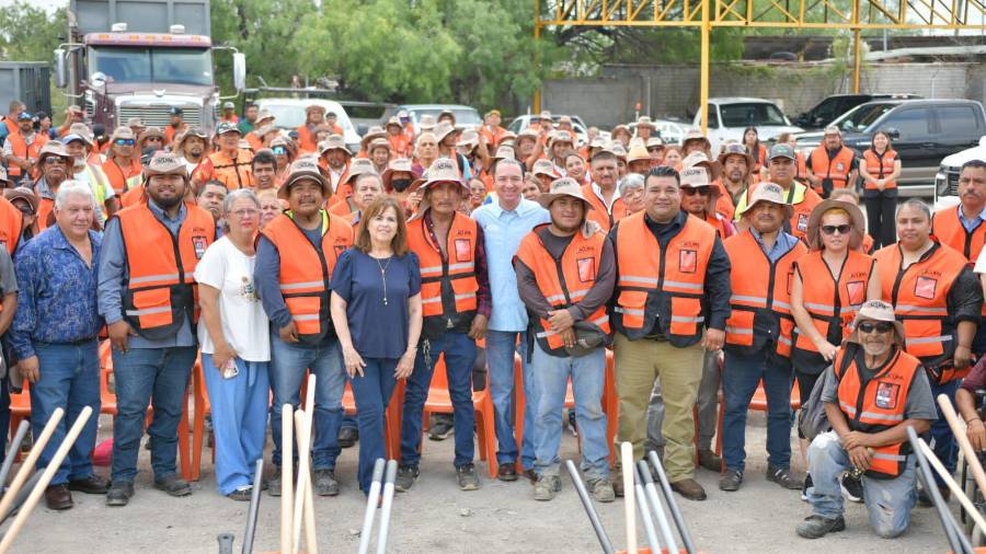 El alcalde Emilio De Hoyos Montemayor encabezó la entrega de maquinaria, vehículos y herramientas para fortalecer las labores de la Dirección de Imagen Urbana de Acuña.