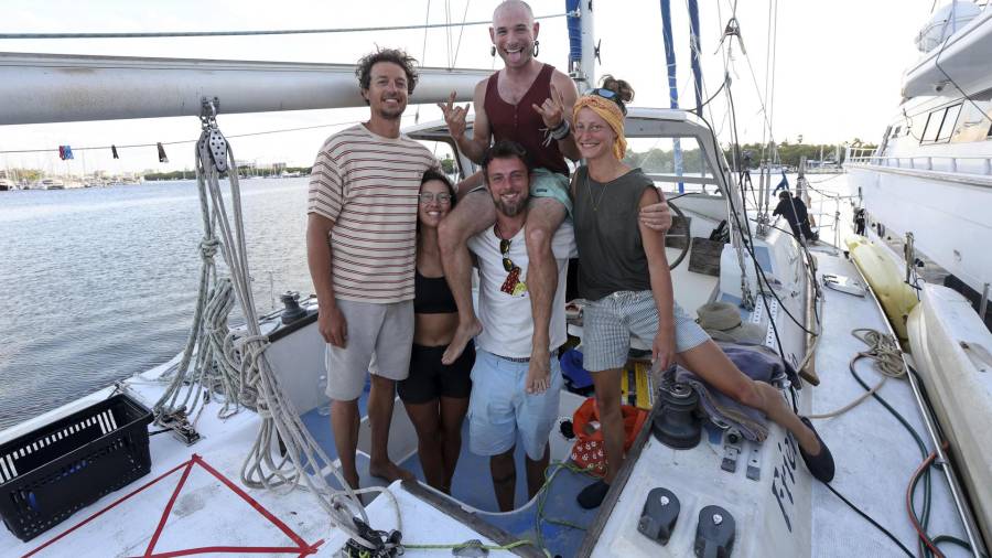 Fotografía del 20 de marzo que muestra un grupo de activistas a punto de zarpar con ayuda humanitaria en las embarcaciones “Friend Ship” y “Tiger Moth”, rumbo a Cuba desde Isla Mujeres, en Quintana Roo.