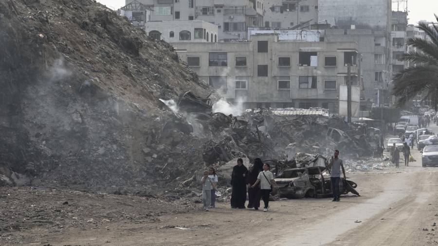 Montaña de escombros en Ciudad de Gaza. El alto el fuego en la Franja de Gaza cumple ocho meses en vigor, marcados por la muerte de cerca de 950 gazatíes en ataques israelíes.