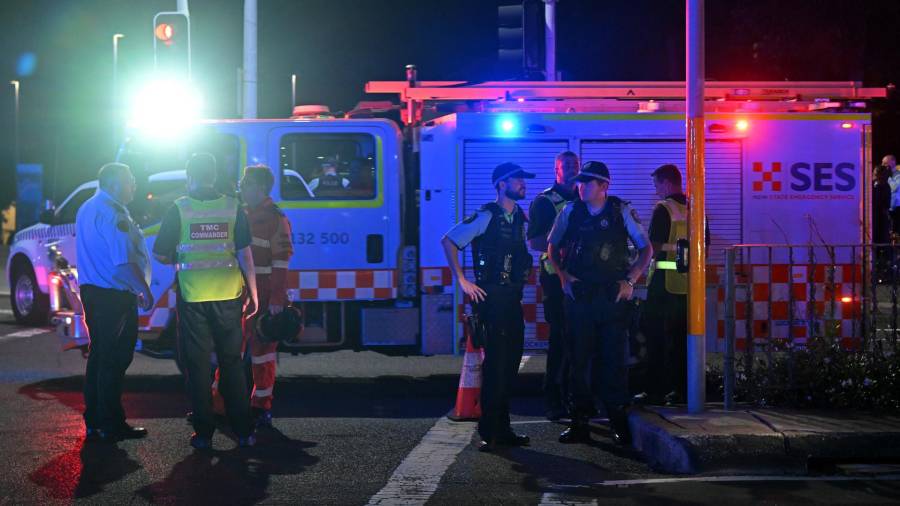 Agentes de policía y los servicios de emergencia trabajan en la zona de la playa de Bondi en Sídney, Australia, donde este domingo al menos 12 personas han muerto, incluido uno los presuntos agresores.
