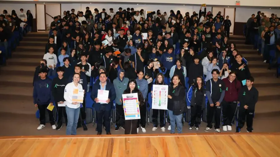 La conferencia “Hablemos a Tiempo” invitó a los alumnos a reconocer sus emociones y acercarse a las redes de apoyo.