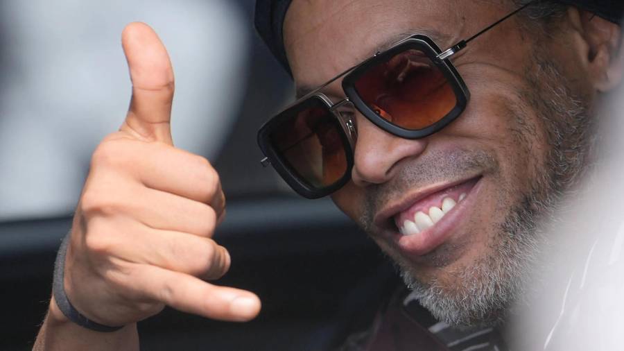 Ronaldinho fue recibido en Italia antes de ser presentado ante los aficionados del Ravenna, club de la Serie C.