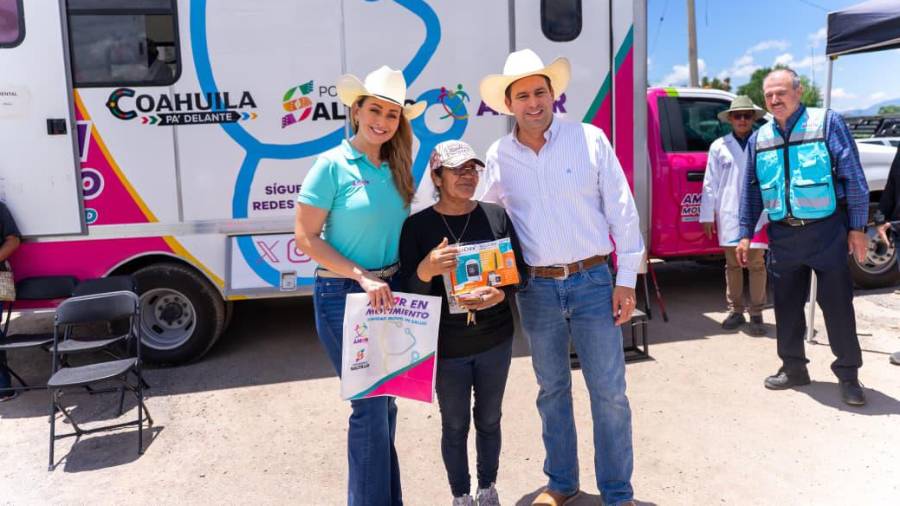 La unidad móvil de Amor en Movimiento recorre colonias y ejidos de Saltillo para brindar estudios de optometría y audiometría, con entrega gratuita de lentes y aparatos auditivos.