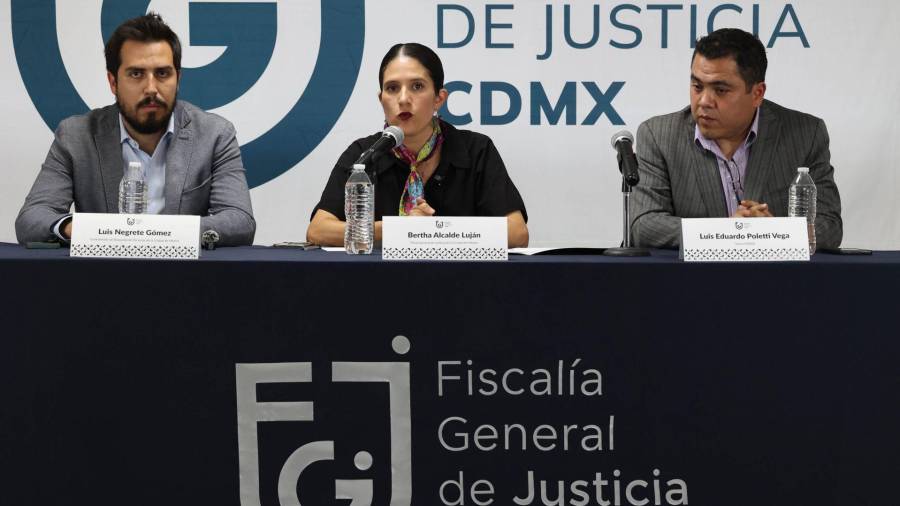 Luis Negrete Gómez, titular de la Comisión de Búsqueda de Personas Desaparecidas, Bertha Alcalde Luján, fiscal general de Justicia de la Ciudad de México, y Luis Eduardo Poletti FIPEDE, durante la conferencia de prensa para dar detalles sobre el feminicidio de la joven Edith Guadalupe, cuyo cuerpo fue encontrado en un edificio de la alcaldía Benito Juárez tras abordar un servicio de aplicación desde su domicilio en la alcaldía Iztapalapa.