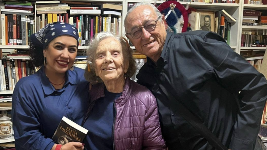 Gabino Palomares compartió el pasado 1 de septiembre una fotografía junto a la escritora Elena Poniatowska, con quien coincidió en una de sus últimas etapas públicas.