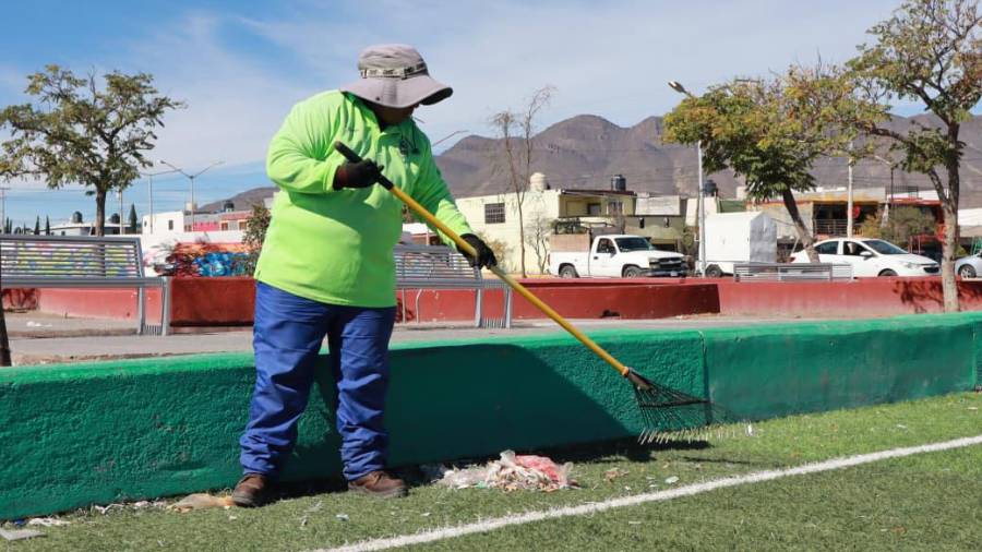 En esa plaza se retiró basura y maleza y se limpiaron áreas verdes, andadores y canchas.