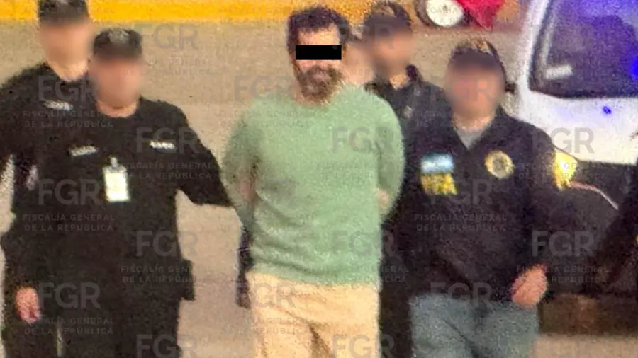 Autoridades argentinas entregaron Fernando Farías Laguna, el contralmirante de la Marina acusad de liderar una red de huachicol fiscal en las aduanas marítimas, a autoridades de la FGR para ser presentado ante la justicia por delincuencia organizada.