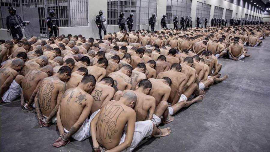 El Salvador se encuentra en estado de excepción desde 2022, cuando Bukele suspendió los derechos constitucionales y desató las fuerzas de seguridad para enfrentarse a la MS-13 y al Barrio 18.