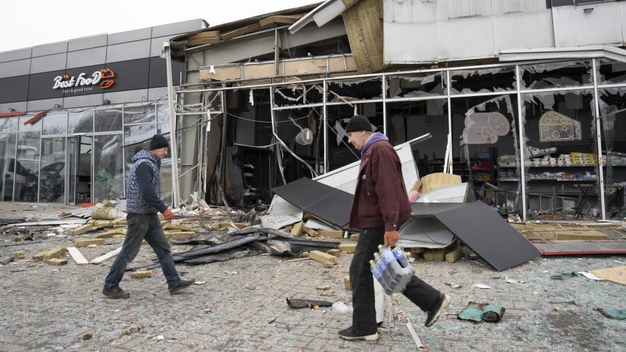 Residentes locales trabajan en el lugar del ataque con drones rusos cerca de un supermercado y un restaurante de comida rápida en el centro de Kramatorsk, este de Ucrania.