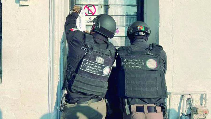 Durante la diligencia ministerial, peritos y agentes investigadores localizaron un rifle calibre .22 y dos casquillos percutidos que fueron asegurados como evidencia.
